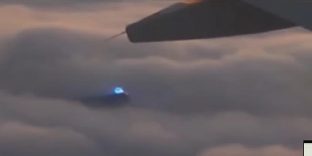 Cahaya Biru Terekam Penumpang Pesawat Ramai Disebut UFO